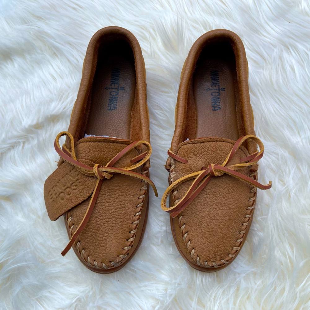 NEW Women’s Genuine Moose Classic Minnetonka Moccasins, Size 8